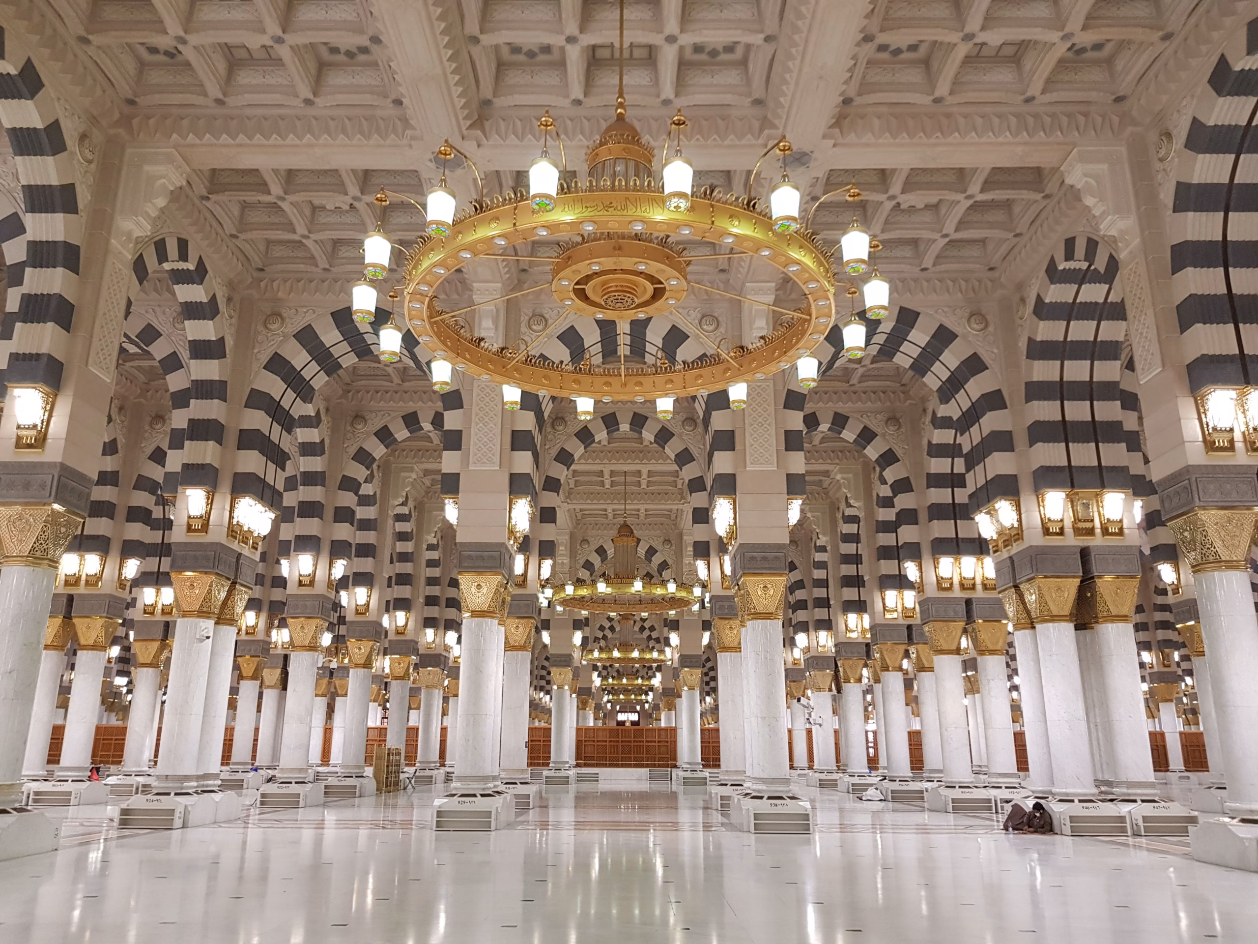 Tour the stunning interiors of the Al-Medina Al-Munawwara Mosque