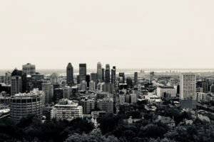 Black and white view of Montréal's iconic skyline with skyscrapers and urban landscape