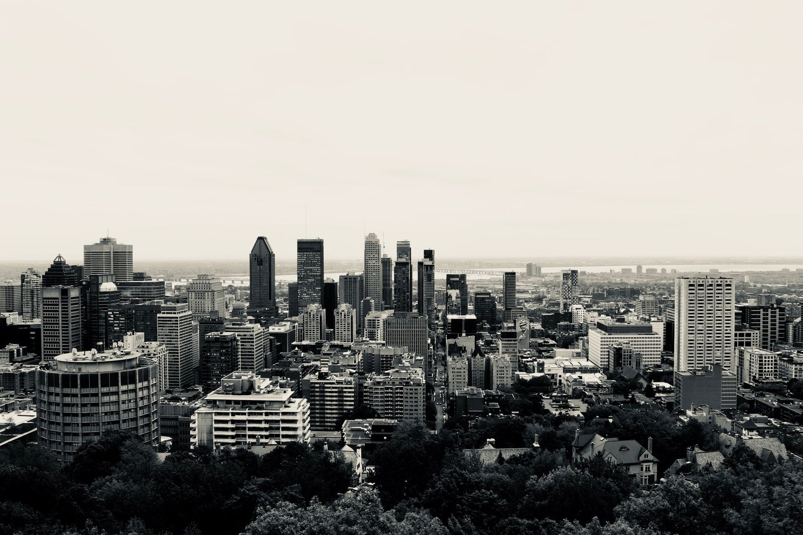 Black and white view of Montréal's iconic skyline with skyscrapers and urban landscape