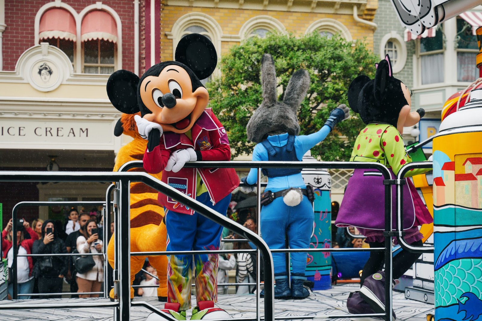 Enjoy character dining at Plaza Inn with the beloved Disney characters.