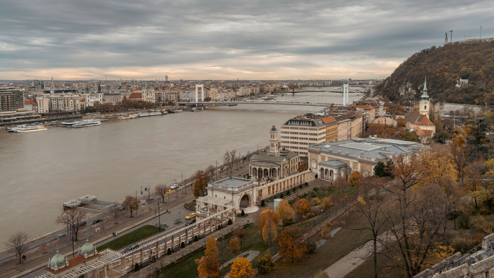 Sure! Here's a list of the 25 best restaurants in Budapest, along with specific things to do in these venues: Sure! Here's a list of the 25 best restaurants in Budapest, along with specific things to do in these venues: