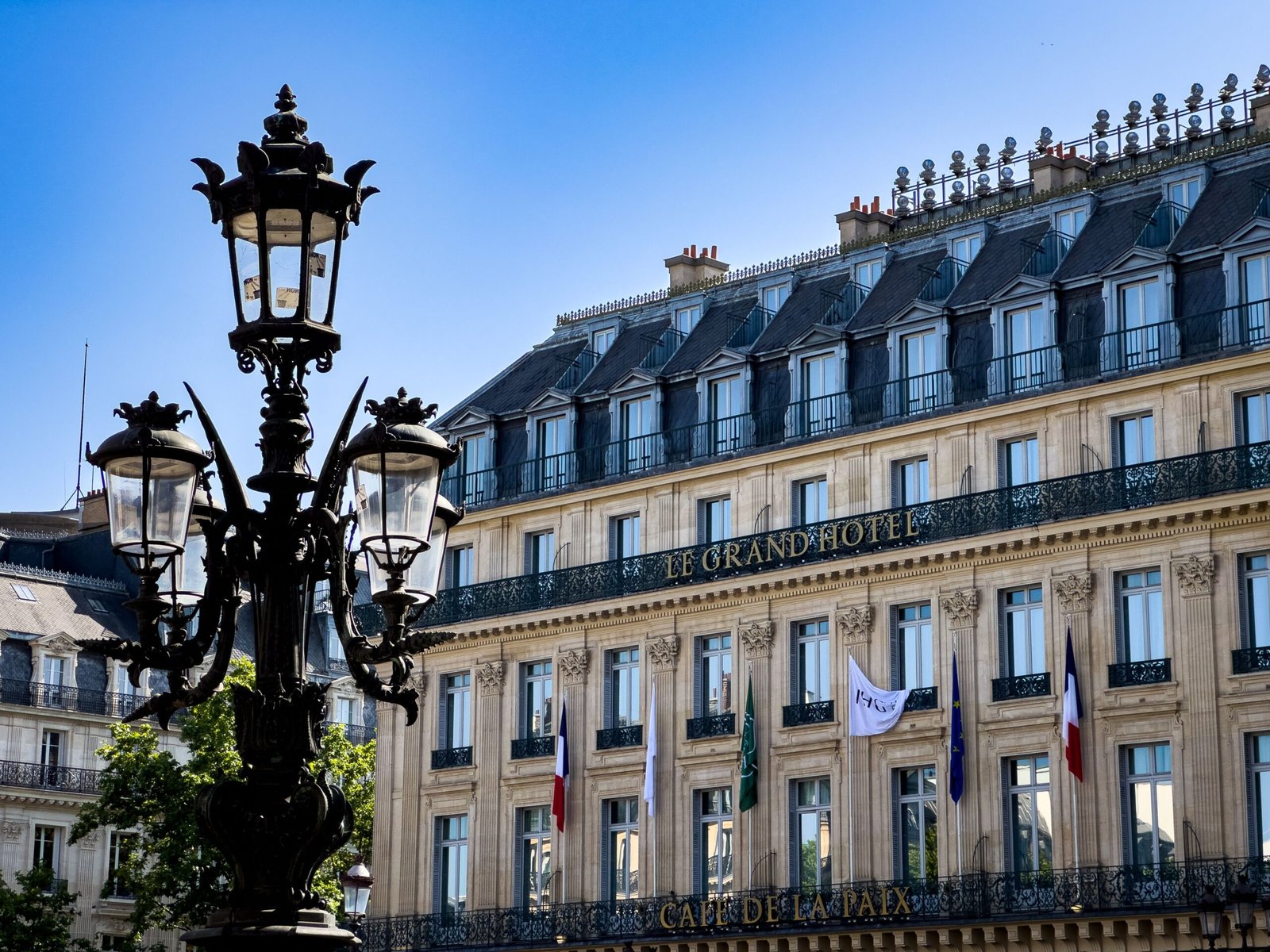Indulge in brunch at the rooftop bar of the Hôtel de la Paix Indulge in brunch at the rooftop bar of the Hôtel de la Paix