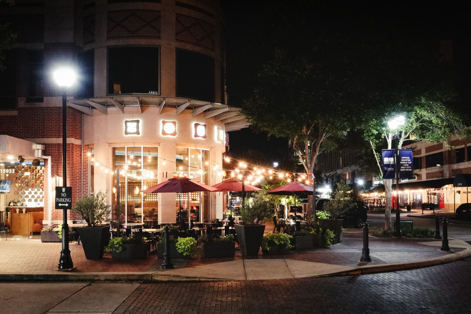 Dine al fresco at the charming outdoor patio of The Capital Grille. Dine al fresco at the charming outdoor patio of The Capital Grille.