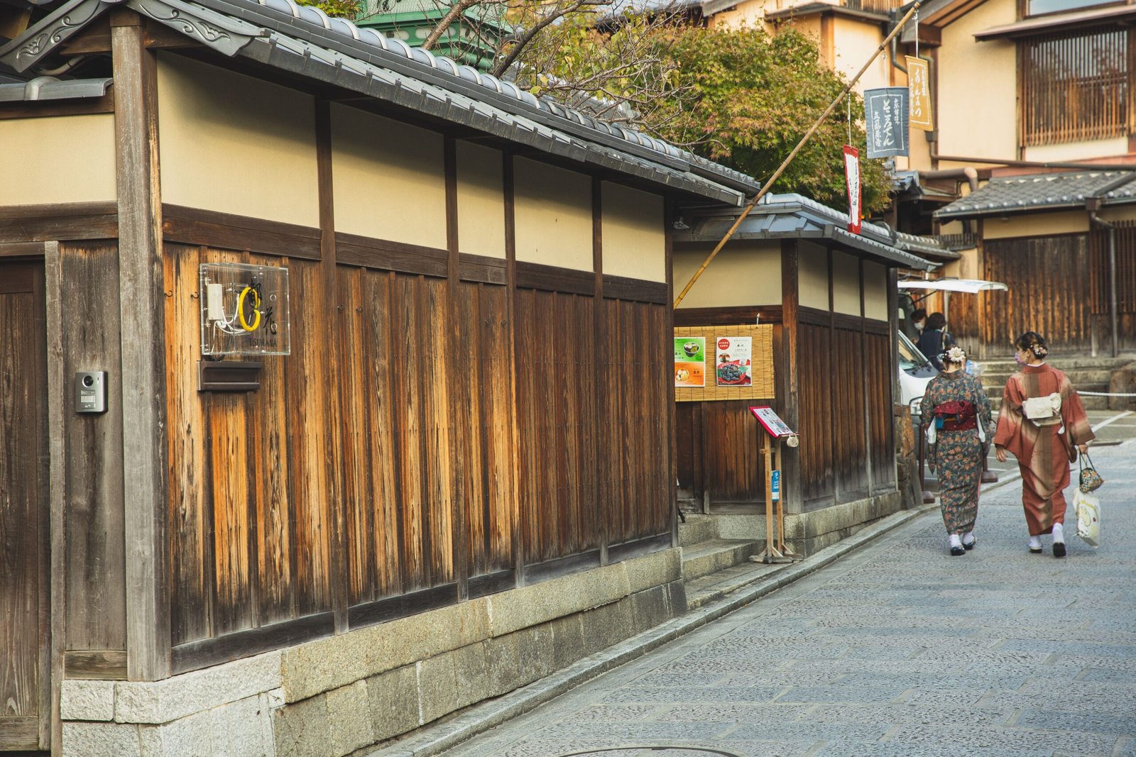Savor traditional kaiseki at Gion Karyo in the historic Gion district. Savor traditional kaiseki at Gion Karyo in the historic Gion district.