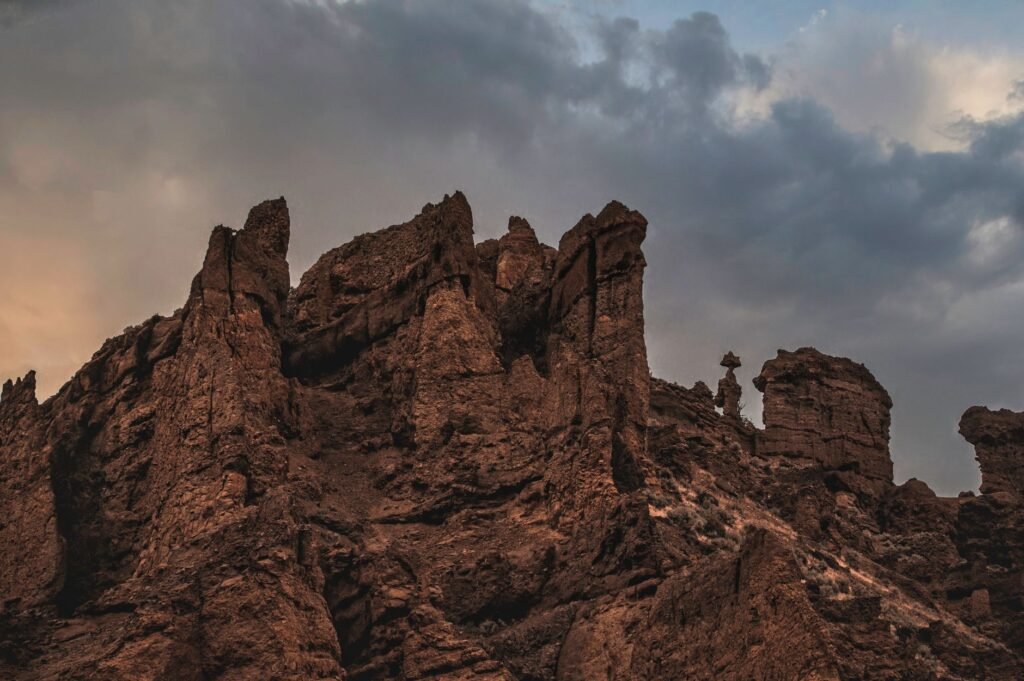 Unique rock formations that hikers can explore around Quartzsite